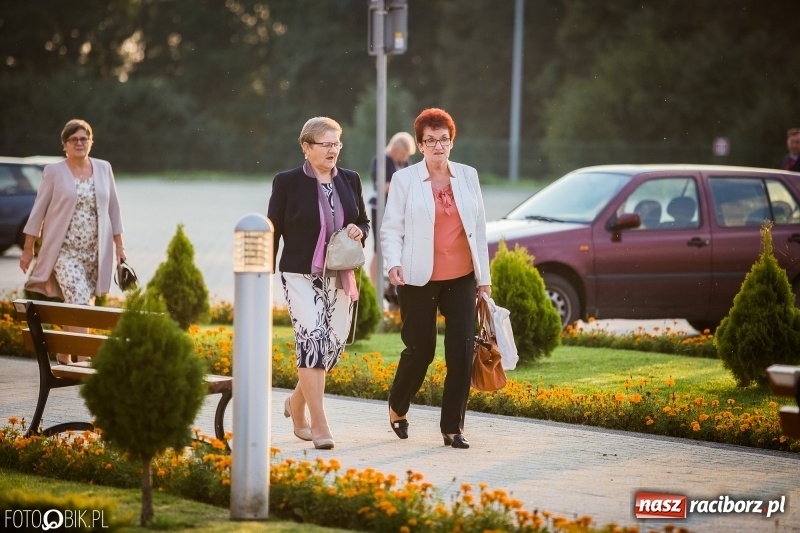 Zdjęcie w galerii na portalu naszraciborz.pl: ZSOMS bawi się w Zakrzowie. Zobacz, kto przyszedł na jubileuszowy bal  wiadomości z regionu