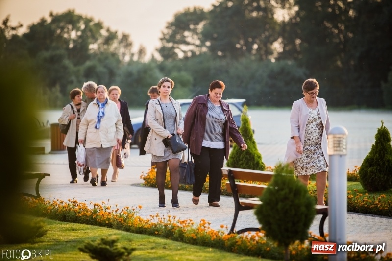 Zdjęcie w galerii na portalu naszraciborz.pl: ZSOMS bawi się w Zakrzowie. Zobacz, kto przyszedł na jubileuszowy bal  wiadomości z regionu