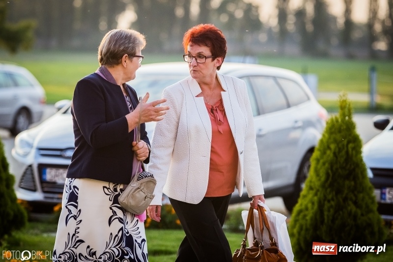 Zdjęcie w galerii na portalu naszraciborz.pl: ZSOMS bawi się w Zakrzowie. Zobacz, kto przyszedł na jubileuszowy bal  wiadomości z regionu