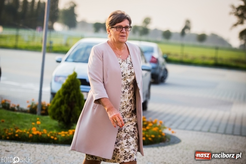 Zdjęcie w galerii na portalu naszraciborz.pl: ZSOMS bawi się w Zakrzowie. Zobacz, kto przyszedł na jubileuszowy bal  wiadomości z regionu