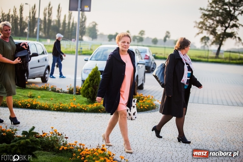 Zdjęcie w galerii na portalu naszraciborz.pl: ZSOMS bawi się w Zakrzowie. Zobacz, kto przyszedł na jubileuszowy bal  wiadomości z regionu