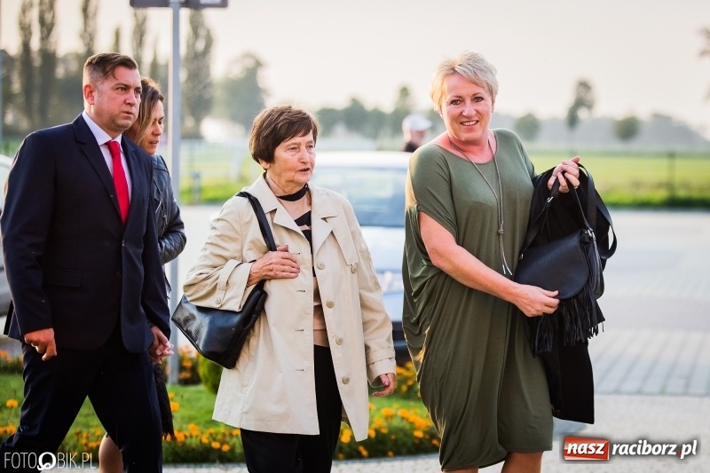Zdjęcie w galerii na portalu naszraciborz.pl: ZSOMS bawi się w Zakrzowie. Zobacz, kto przyszedł na jubileuszowy bal  wiadomości z regionu