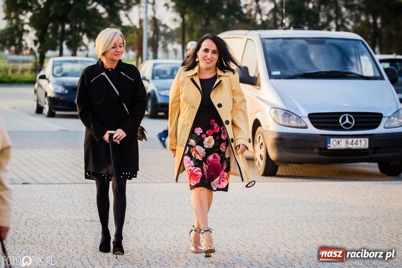 Zdjęcie w galerii na portalu naszraciborz.pl: ZSOMS bawi się w Zakrzowie. Zobacz, kto przyszedł na jubileuszowy bal  wiadomości z regionu