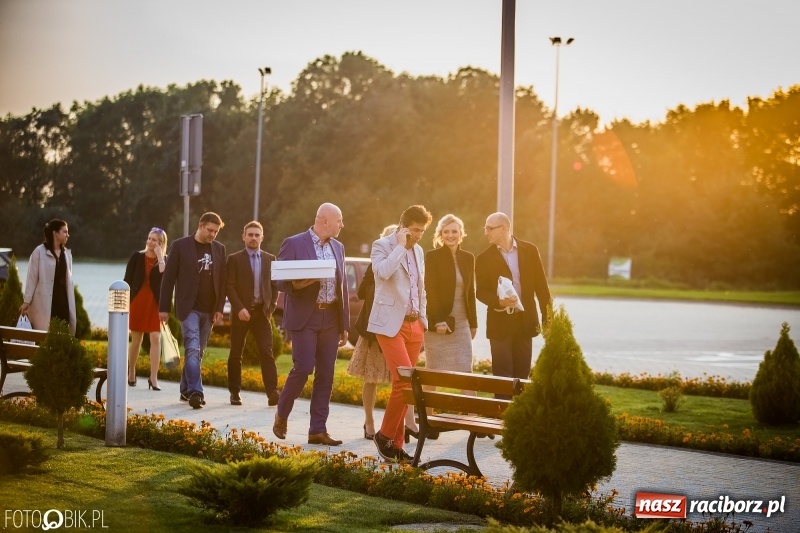 Zdjęcie w galerii na portalu naszraciborz.pl: ZSOMS bawi się w Zakrzowie. Zobacz, kto przyszedł na jubileuszowy bal  wiadomości z regionu