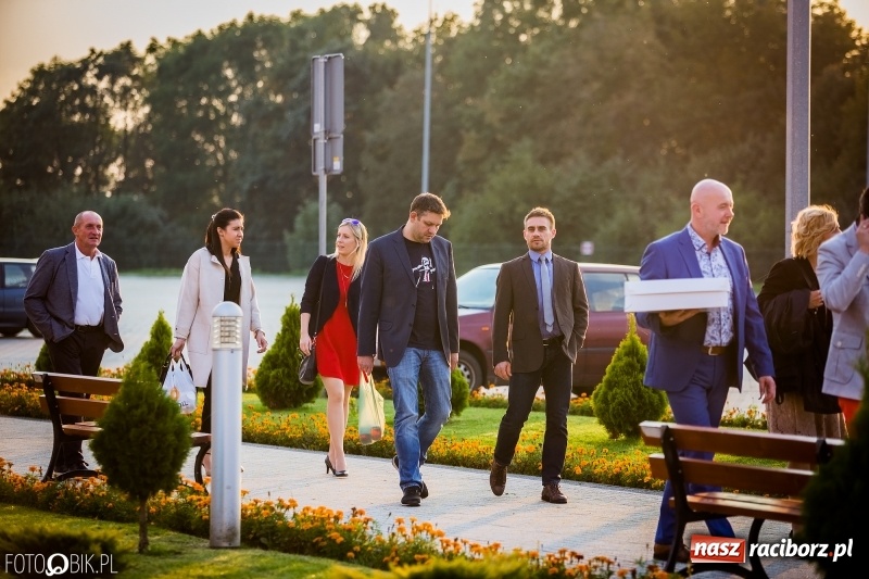 Zdjęcie w galerii na portalu naszraciborz.pl: ZSOMS bawi się w Zakrzowie. Zobacz, kto przyszedł na jubileuszowy bal  wiadomości z regionu