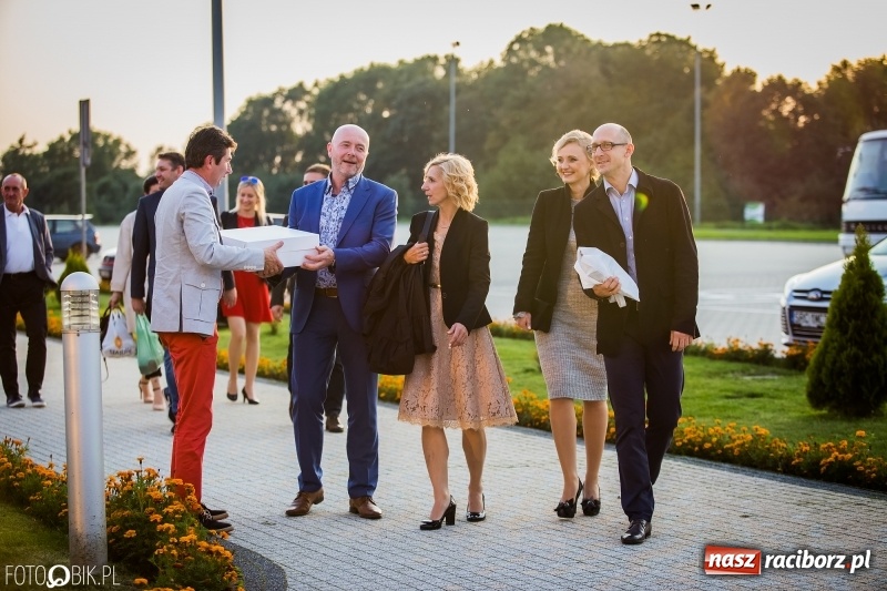 Zdjęcie w galerii na portalu naszraciborz.pl: ZSOMS bawi się w Zakrzowie. Zobacz, kto przyszedł na jubileuszowy bal  wiadomości z regionu