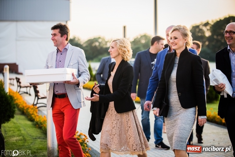 Zdjęcie w galerii na portalu naszraciborz.pl: ZSOMS bawi się w Zakrzowie. Zobacz, kto przyszedł na jubileuszowy bal  wiadomości z regionu