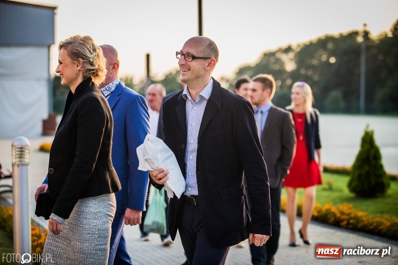 Zdjęcie w galerii na portalu naszraciborz.pl: ZSOMS bawi się w Zakrzowie. Zobacz, kto przyszedł na jubileuszowy bal  wiadomości z regionu