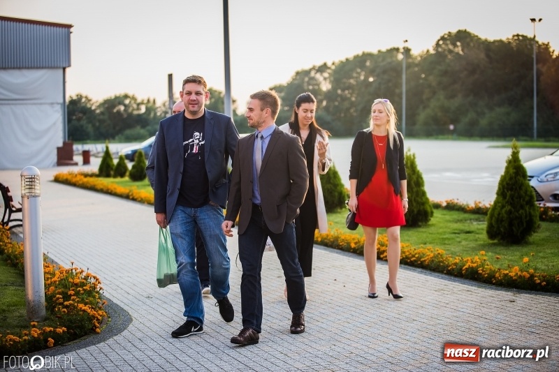 Zdjęcie w galerii na portalu naszraciborz.pl: ZSOMS bawi się w Zakrzowie. Zobacz, kto przyszedł na jubileuszowy bal  wiadomości z regionu