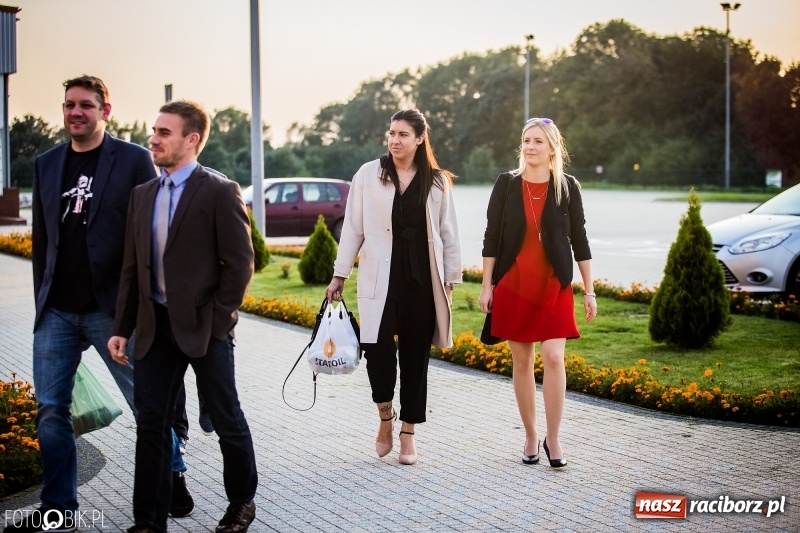 Zdjęcie w galerii na portalu naszraciborz.pl: ZSOMS bawi się w Zakrzowie. Zobacz, kto przyszedł na jubileuszowy bal  wiadomości z regionu