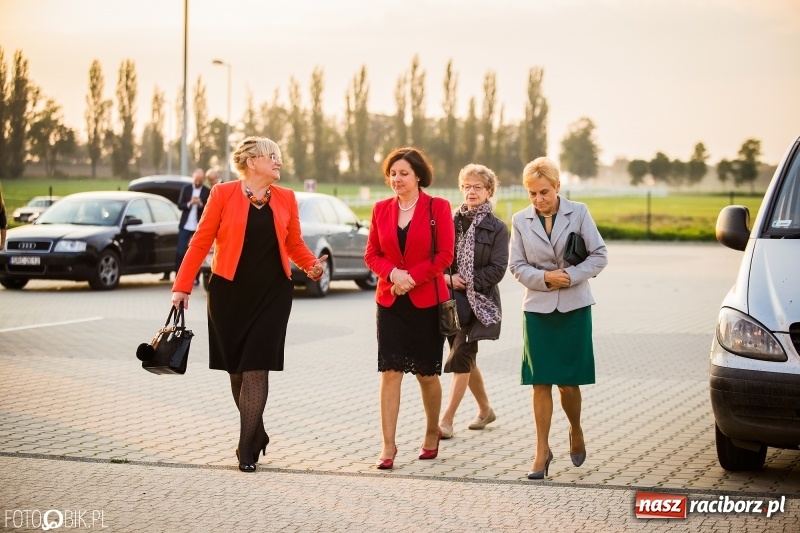 Zdjęcie w galerii na portalu naszraciborz.pl: ZSOMS bawi się w Zakrzowie. Zobacz, kto przyszedł na jubileuszowy bal  wiadomości z regionu