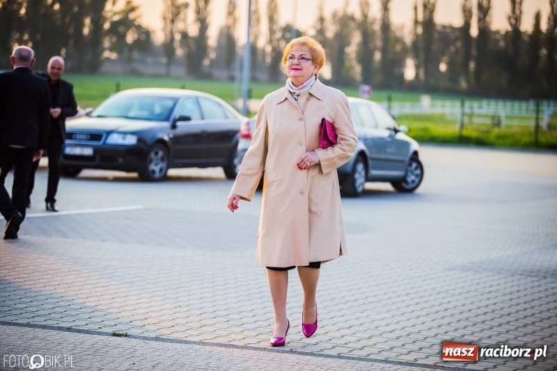 Zdjęcie w galerii na portalu naszraciborz.pl: ZSOMS bawi się w Zakrzowie. Zobacz, kto przyszedł na jubileuszowy bal  wiadomości z regionu