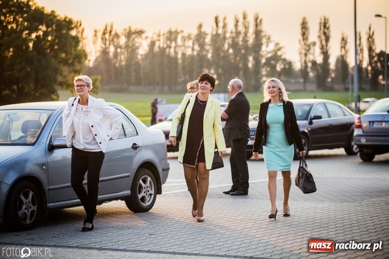 Zdjęcie w galerii na portalu naszraciborz.pl: ZSOMS bawi się w Zakrzowie. Zobacz, kto przyszedł na jubileuszowy bal  wiadomości z regionu