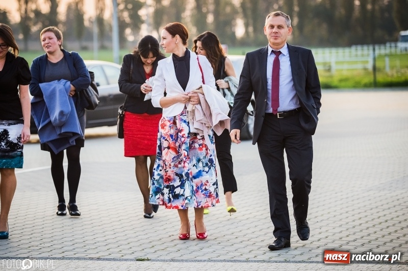 Zdjęcie w galerii na portalu naszraciborz.pl: ZSOMS bawi się w Zakrzowie. Zobacz, kto przyszedł na jubileuszowy bal  wiadomości z regionu