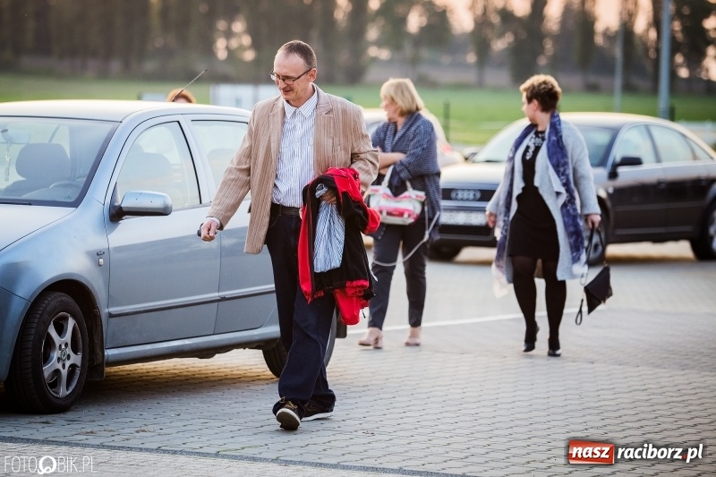 Zdjęcie w galerii na portalu naszraciborz.pl: ZSOMS bawi się w Zakrzowie. Zobacz, kto przyszedł na jubileuszowy bal  wiadomości z regionu