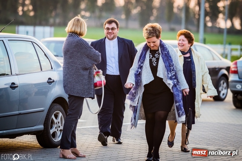 Zdjęcie w galerii na portalu naszraciborz.pl: ZSOMS bawi się w Zakrzowie. Zobacz, kto przyszedł na jubileuszowy bal  wiadomości z regionu