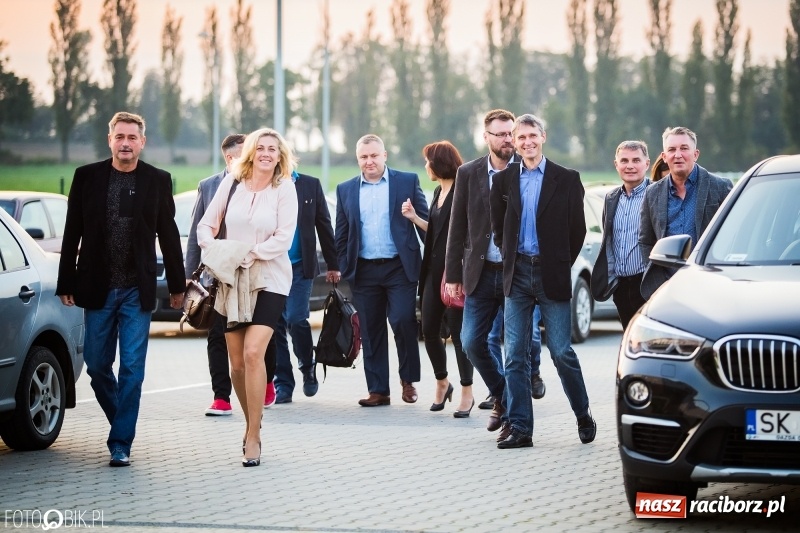 Zdjęcie w galerii na portalu naszraciborz.pl: ZSOMS bawi się w Zakrzowie. Zobacz, kto przyszedł na jubileuszowy bal  wiadomości z regionu