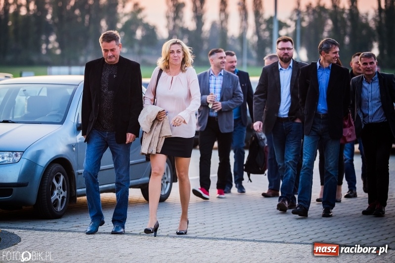 Zdjęcie w galerii na portalu naszraciborz.pl: ZSOMS bawi się w Zakrzowie. Zobacz, kto przyszedł na jubileuszowy bal  wiadomości z regionu