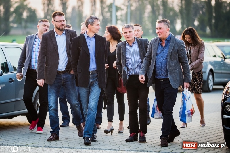 Zdjęcie w galerii na portalu naszraciborz.pl: ZSOMS bawi się w Zakrzowie. Zobacz, kto przyszedł na jubileuszowy bal  wiadomości z regionu