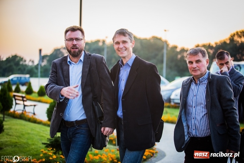 Zdjęcie w galerii na portalu naszraciborz.pl: ZSOMS bawi się w Zakrzowie. Zobacz, kto przyszedł na jubileuszowy bal  wiadomości z regionu