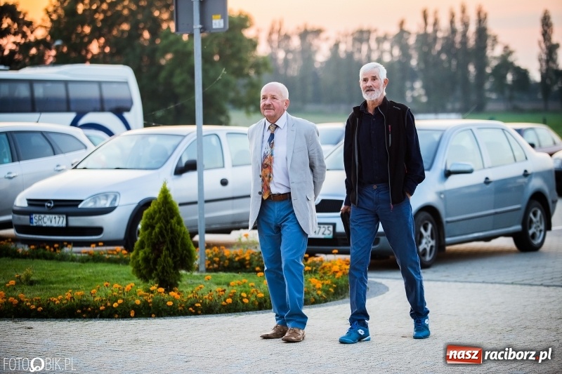 Zdjęcie w galerii na portalu naszraciborz.pl: ZSOMS bawi się w Zakrzowie. Zobacz, kto przyszedł na jubileuszowy bal  wiadomości z regionu