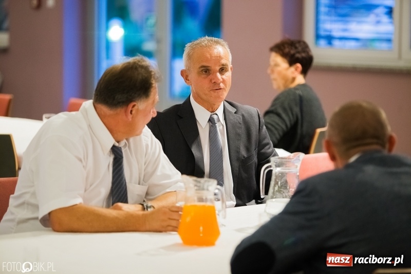 Zdjęcie w galerii na portalu naszraciborz.pl: ZSOMS bawi się w Zakrzowie. Zobacz, kto przyszedł na jubileuszowy bal  wiadomości z regionu