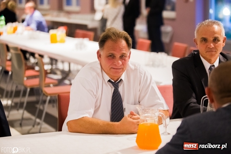 Zdjęcie w galerii na portalu naszraciborz.pl: ZSOMS bawi się w Zakrzowie. Zobacz, kto przyszedł na jubileuszowy bal  wiadomości z regionu