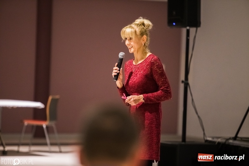 Zdjęcie w galerii na portalu naszraciborz.pl: ZSOMS bawi się w Zakrzowie. Zobacz, kto przyszedł na jubileuszowy bal  wiadomości z regionu