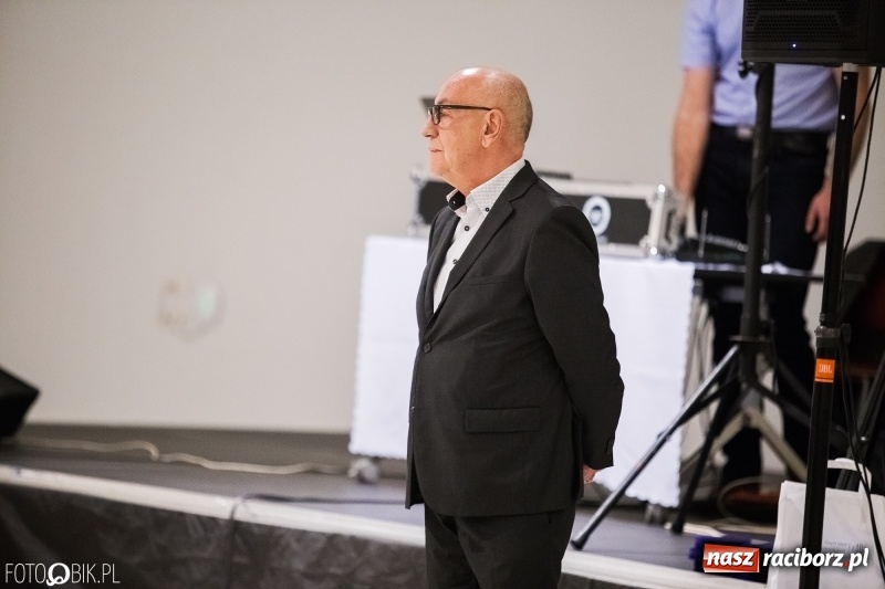 Zdjęcie w galerii na portalu naszraciborz.pl: ZSOMS bawi się w Zakrzowie. Zobacz, kto przyszedł na jubileuszowy bal  wiadomości z regionu