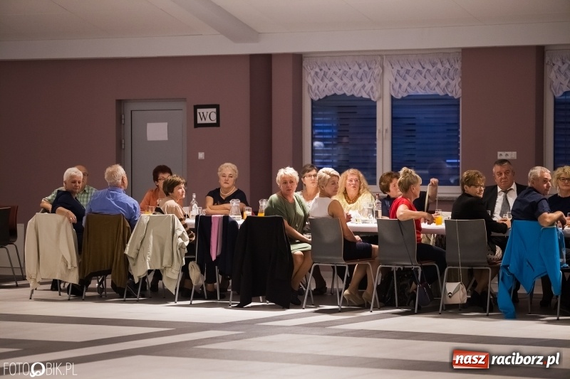 Zdjęcie w galerii na portalu naszraciborz.pl: ZSOMS bawi się w Zakrzowie. Zobacz, kto przyszedł na jubileuszowy bal  wiadomości z regionu