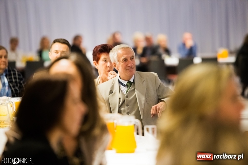 Zdjęcie w galerii na portalu naszraciborz.pl: ZSOMS bawi się w Zakrzowie. Zobacz, kto przyszedł na jubileuszowy bal  wiadomości z regionu