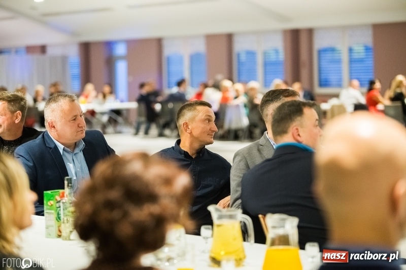 Zdjęcie w galerii na portalu naszraciborz.pl: ZSOMS bawi się w Zakrzowie. Zobacz, kto przyszedł na jubileuszowy bal  wiadomości z regionu