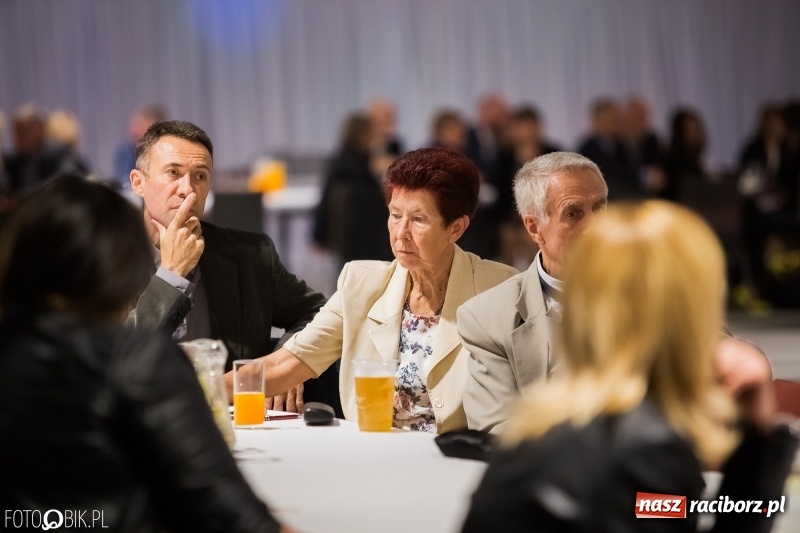 Zdjęcie w galerii na portalu naszraciborz.pl: ZSOMS bawi się w Zakrzowie. Zobacz, kto przyszedł na jubileuszowy bal  wiadomości z regionu