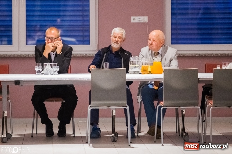 Zdjęcie w galerii na portalu naszraciborz.pl: ZSOMS bawi się w Zakrzowie. Zobacz, kto przyszedł na jubileuszowy bal  wiadomości z regionu