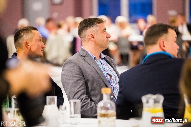 Zdjęcie w galerii na portalu naszraciborz.pl: ZSOMS bawi się w Zakrzowie. Zobacz, kto przyszedł na jubileuszowy bal  wiadomości z regionu