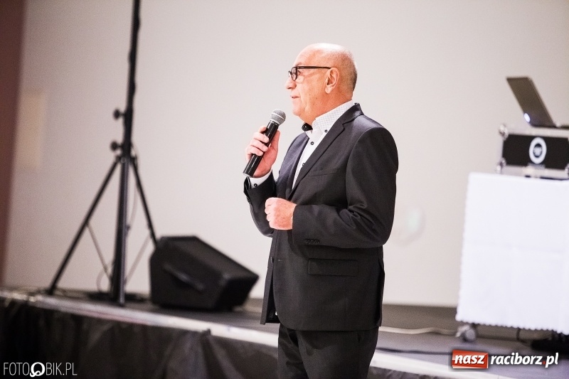 Zdjęcie w galerii na portalu naszraciborz.pl: ZSOMS bawi się w Zakrzowie. Zobacz, kto przyszedł na jubileuszowy bal  wiadomości z regionu