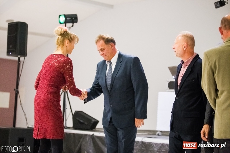 Zdjęcie w galerii na portalu naszraciborz.pl: ZSOMS bawi się w Zakrzowie. Zobacz, kto przyszedł na jubileuszowy bal  wiadomości z regionu