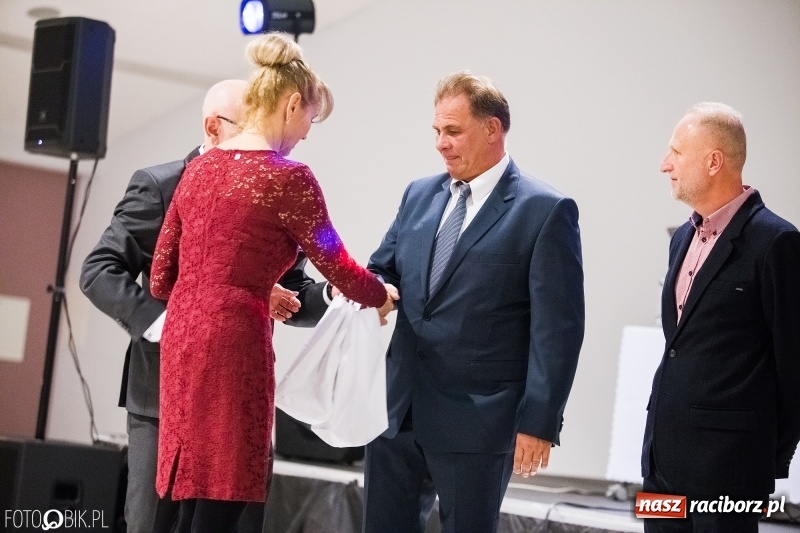 Zdjęcie w galerii na portalu naszraciborz.pl: ZSOMS bawi się w Zakrzowie. Zobacz, kto przyszedł na jubileuszowy bal  wiadomości z regionu