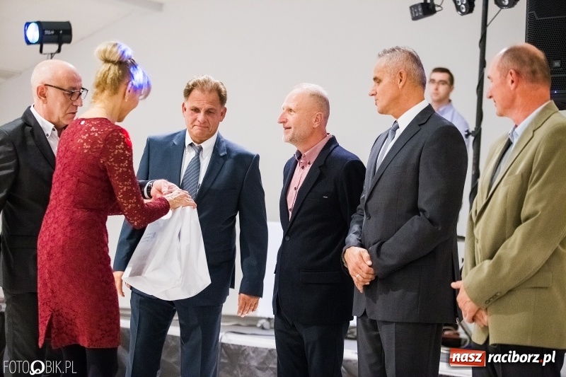 Zdjęcie w galerii na portalu naszraciborz.pl: ZSOMS bawi się w Zakrzowie. Zobacz, kto przyszedł na jubileuszowy bal  wiadomości z regionu