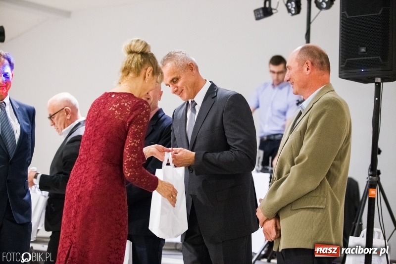 Zdjęcie w galerii na portalu naszraciborz.pl: ZSOMS bawi się w Zakrzowie. Zobacz, kto przyszedł na jubileuszowy bal  wiadomości z regionu