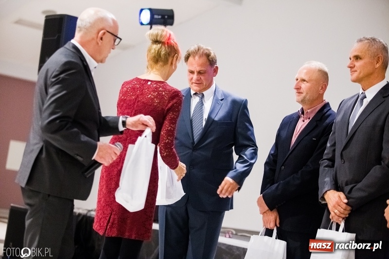 Zdjęcie w galerii na portalu naszraciborz.pl: ZSOMS bawi się w Zakrzowie. Zobacz, kto przyszedł na jubileuszowy bal  wiadomości z regionu