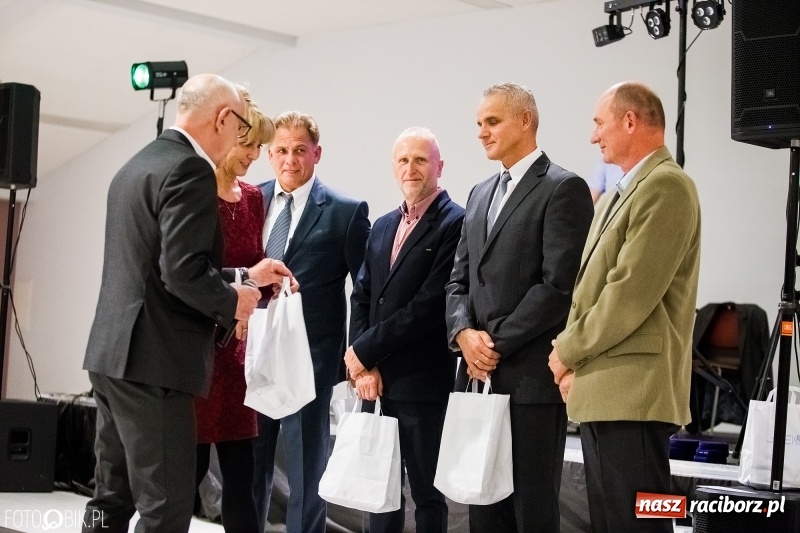 Zdjęcie w galerii na portalu naszraciborz.pl: ZSOMS bawi się w Zakrzowie. Zobacz, kto przyszedł na jubileuszowy bal  wiadomości z regionu