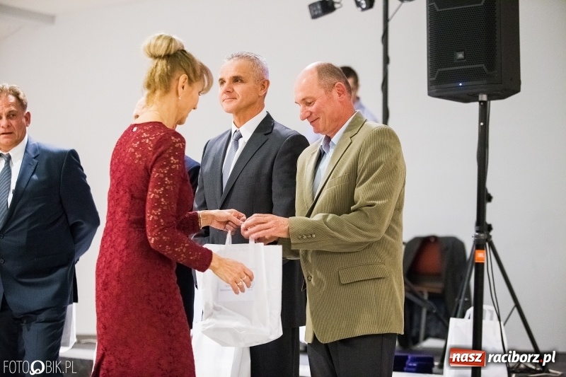 Zdjęcie w galerii na portalu naszraciborz.pl: ZSOMS bawi się w Zakrzowie. Zobacz, kto przyszedł na jubileuszowy bal  wiadomości z regionu