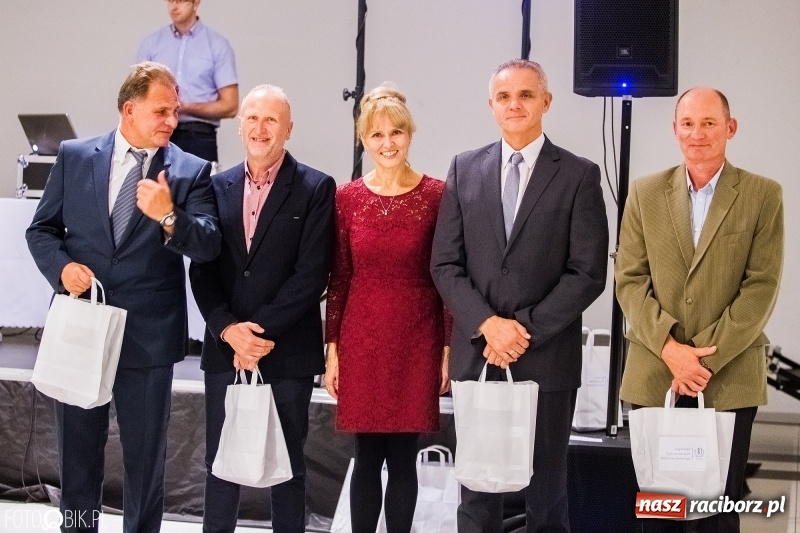 Zdjęcie w galerii na portalu naszraciborz.pl: ZSOMS bawi się w Zakrzowie. Zobacz, kto przyszedł na jubileuszowy bal  wiadomości z regionu