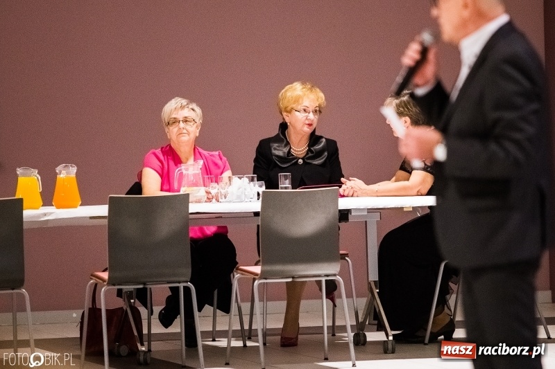 Zdjęcie w galerii na portalu naszraciborz.pl: ZSOMS bawi się w Zakrzowie. Zobacz, kto przyszedł na jubileuszowy bal  wiadomości z regionu