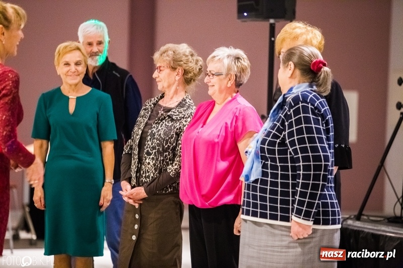 Zdjęcie w galerii na portalu naszraciborz.pl: ZSOMS bawi się w Zakrzowie. Zobacz, kto przyszedł na jubileuszowy bal  wiadomości z regionu