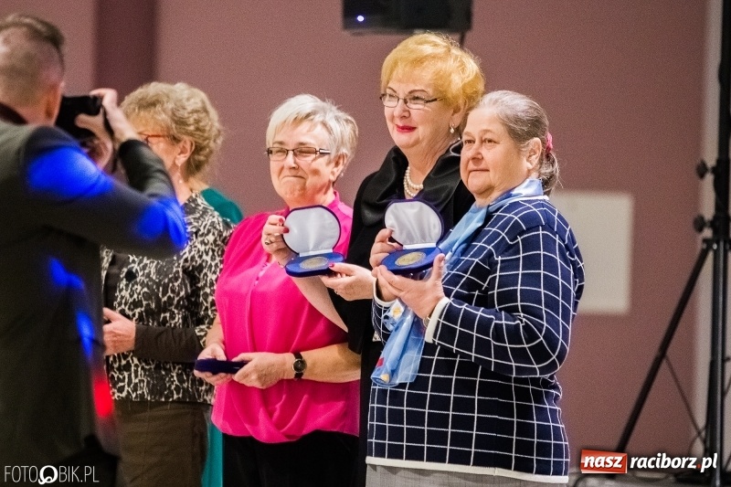 Zdjęcie w galerii na portalu naszraciborz.pl: ZSOMS bawi się w Zakrzowie. Zobacz, kto przyszedł na jubileuszowy bal  wiadomości z regionu