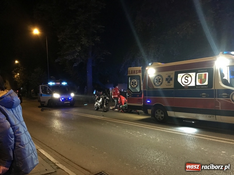 Zdjęcie w galerii na portalu naszraciborz.pl: Zderzenie motocykla i renault na Wojska Polskiego  wiadomości z regionu