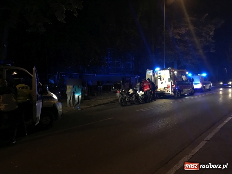 Zdjęcie w galerii na portalu naszraciborz.pl: Zderzenie motocykla i renault na Wojska Polskiego  wiadomości z regionu