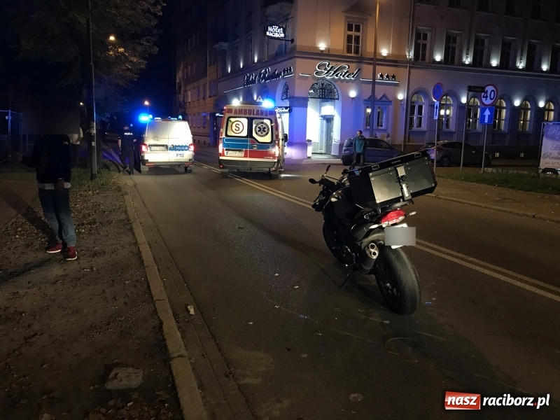 Zdjęcie w galerii na portalu naszraciborz.pl: Zderzenie motocykla i renault na Wojska Polskiego  wiadomości z regionu